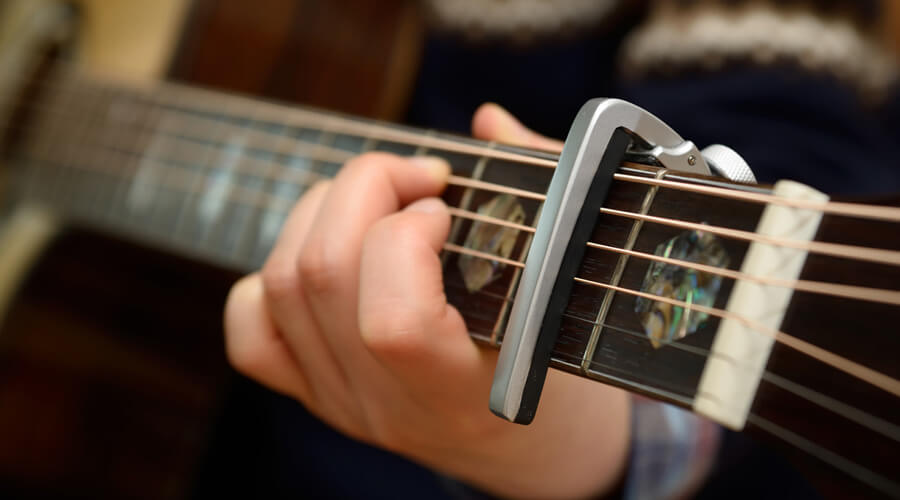 کاپو گیتار (باره بند) چیست و چگونه از آن استفاده کنیم؟