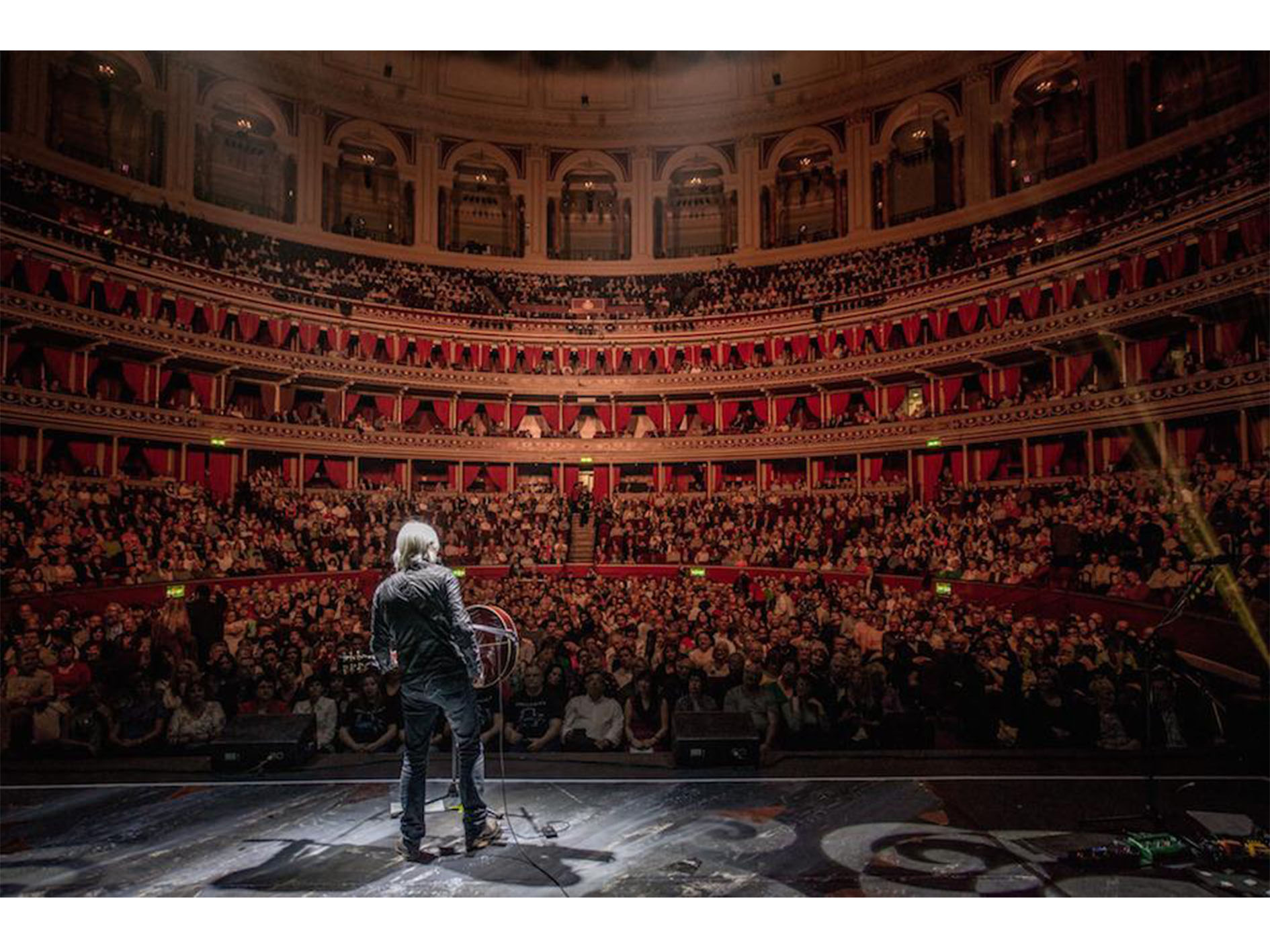 با گیتار زدن در جمع احساسات خود را به دیگران منتقل کنید