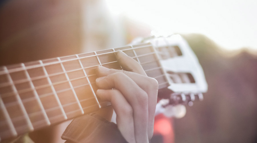 باید چند ساعت در روز گیتار تمرین کنم؟